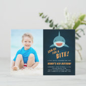 Shark Bait | Fotouitnodiging van Birthday Party Kaart (Staand voorkant)