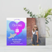 Shark Birthday Party Foto Paars Blue Invitation Kaart (Staand voorkant)