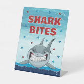 Shark Bites Verjaardag Modern Party Food Reclamebord Met Voetstuk (Voorkant)