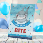 Shark Bites Verjaardag Modern Party Food Reclamebord Met Voetstuk