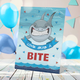 Shark Bites Verjaardag Modern Party Food Reclamebord Met Voetstuk