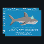 Shark Blue Cool Kids Verjaardagsfeestje Kaart<br><div class="desc">Deze leuke uitnodiging voor kinderverjaardagsfeestjes heeft een haaienillustratie met een gedurfde blauwe achtergrond en casual,  verontruste lettertypen. Het is een geweldige keuze voor een verjaardagsfeestje voor jongens. Zie het collectie voor het coördineren van items!</div>
