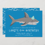 Shark Blue Cool Kids Verjaardagsfeestje Kaart<br><div class="desc">Deze leuke uitnodiging voor kinderverjaardagsfeestjes heeft een haaienillustratie met een gedurfde blauwe achtergrond en casual,  verontruste lettertypen. Het is een geweldige keuze voor een verjaardagsfeestje voor jongens. Zie het collectie voor het coördineren van items!</div>