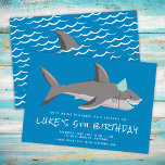 Shark Blue Cool Kids Verjaardagsfeestje Kaart<br><div class="desc">Deze leuke uitnodiging voor kinderverjaardagsfeestjes heeft een haaienillustratie met een gedurfde blauwe achtergrond en casual,  verontruste lettertypen. Het is een geweldige keuze voor een verjaardagsfeestje voor jongens. Zie het collectie voor het coördineren van items!</div>