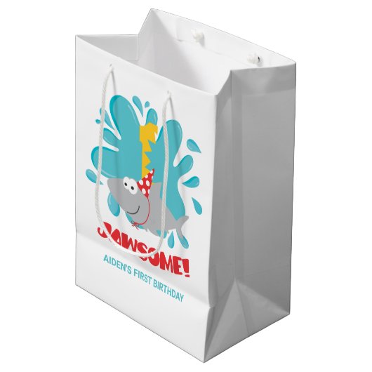 Shark First Birthday Gift Bag Medium Cadeauzakje (Voorkant Gekanteld)