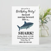Shark focuste zich vooruit als een verjaardag van kaart (Staand voorkant)