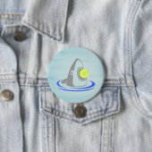 Shark met Tennis Ball Ronde Button 7,6 Cm (In situ)