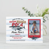 Shark Pool Party Fun Blauwe Foto Verjaardag Uitnod Kaart (Staand voorkant)