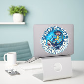 Shark Rider. Surf of Die Sticker (Laptop op bureau)