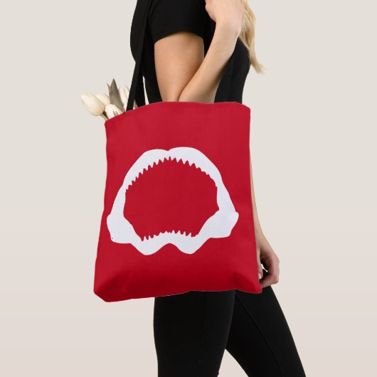 Shark Teeth Blood Red Tote Bag (Dichtbij)