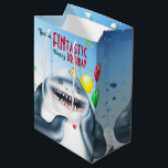 Shark Theme Fintastic Kids Birthday Medium Cadeauzakje<br><div class="desc">Het overslaan van Shark met pet van een feestje met ballonnen.</div>