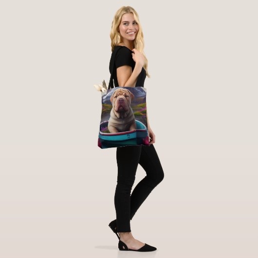 Sharpei op een peddel: Een Schilderachtig avontuur Tote Bag (Op model)