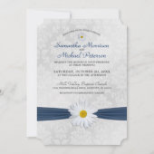 Shasta Daisy Navy Blue Ribbon Wedding Invitation Kaart (Voorkant)