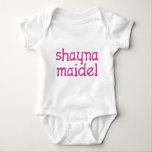 Shayna Maidel Romper<br><div class="desc">T-shirt, onsieën, knoppen, magneten en nog veel meer voor uw shayna maidel. Alle producten zijn aanpasbaar: verander het product, achtergrondkleur, voeg een grens toe, of maak een fotokaart. Het perfecte cadeau van Chanoeka!</div>