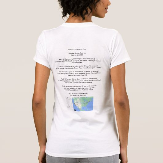 Shayna slaapt over Amerikaanse Afstuderen T-shirt (Achterkant)