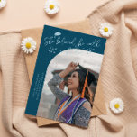She Believed Teal Graduate Curved Photo Aankondiging<br><div class="desc">Modern and whimsical graduation announcement photo card featuring a curved photo on the front and 1 on the back. The text says "She believed she could,  so she did" with hand drawn stars and a graduation cap. Add the graduate's name,  information,  and message to personalize this card. Teal background.</div>