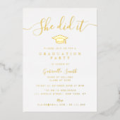 SHE DID IT! Gold Script Graduation Party Folie Uitnodiging (Voorkant)