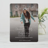 She Did It Modern Photo Graduation Party Invite (Staand voorkant)