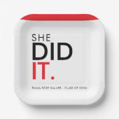 She Did It Red minimal Graduation Paper Plate Papieren Bordje (Voorkant)
