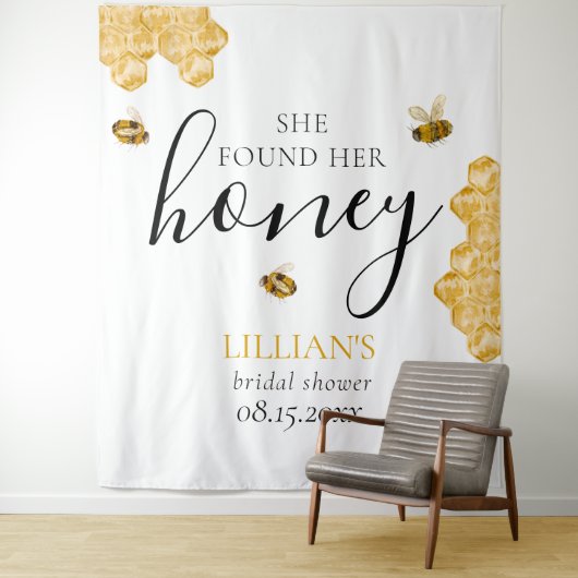 She Found Her Honey Bee Bridal Shower Backdrop  Wandkleed (In situ)