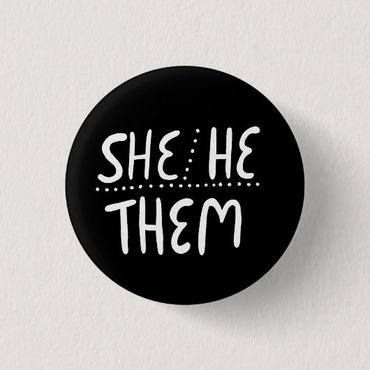 SHE/HE/THEM Pronouns Pride Handbriefed Minimal Ronde Button 3,2 Cm (Voorkant)