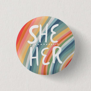 SHE/HER Pronouns Colorful Handbriefed Rainbow Ronde Button 3,2 Cm