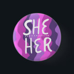 SHE/HER Pronouns Colorful Handgeschreven Paars Ronde Button 3,2 Cm<br><div class="desc">Decoreer je outfit met deze coole kunstknop. Het is een geweldig cadeau! U kunt het aanpassen en tekst ook toevoegen. Bekijk mijn winkel voor veel meer kleuren en patronen! Laat me weten of je ook iets op maat wilt.</div>