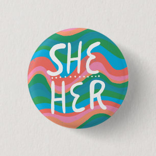SHE/HER Pronouns Colorful Handletter Green Roze Ronde Button 3,2 Cm