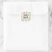 SHE / HER Pronouns Floral Handlettering Set van Ronde Sticker (Tas)
