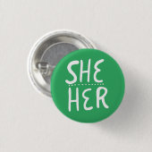 SHE/HER Pronouns Green Handbriefed Minimal Button (Voorkant /achterkant)