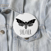 SHE/HER Pronouns Handgetekende Moth Insect Ronde Button 4,0 Cm (In situ)