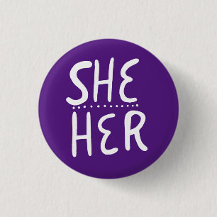 SHE/HER Pronouns Paars White Handbrief-minimal Ronde Button 3,2 Cm