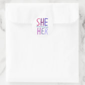 SHE / HER Pronouns Paarse handlettering set van Ronde Sticker (Tas)