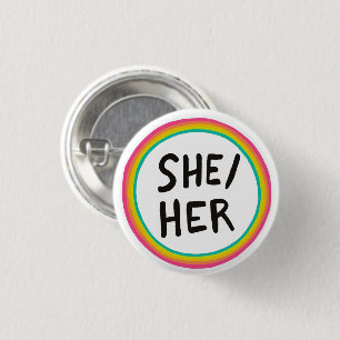 SHE/HER Pronouns Rainbow Bright Cirkel Ronde Button 3,2 Cm