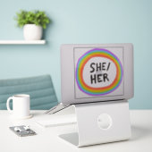 SHE/HER Pronouns Rainbow Circle Handlettering Sticker (Laptop op bureau)