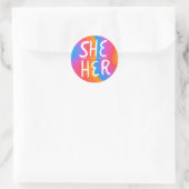 SHE/HER Pronouns Rainbow Handlettering Blad van Ronde Sticker (Tas)
