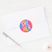 SHE/HER Pronouns Rainbow Handlettering Blad van Ronde Sticker (Envelop)