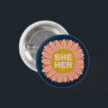 SHE / HER Pronouns Sunflower Daisy Pride Ronde Button 3,2 Cm<br><div class="desc">Decoreer je outfit met deze coole kunstknop. Het is een geweldig cadeau! U kunt het aanpassen en tekst ook toevoegen. Bekijk mijn winkel voor veel meer kleuren en patronen! Laat me weten of je ook iets op maat wilt.</div>