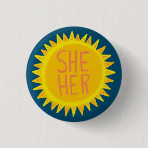 SHE / HER Pronouns Sunshine Pride Handgeschreven Ronde Button 3,2 Cm