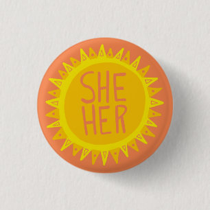 SHE / HER Pronouns Sunshine Pride Handgeschreven  Ronde Button 3,2 Cm