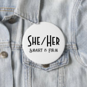 SHE/HER Smart en stevige ronde witte Button (In situ)