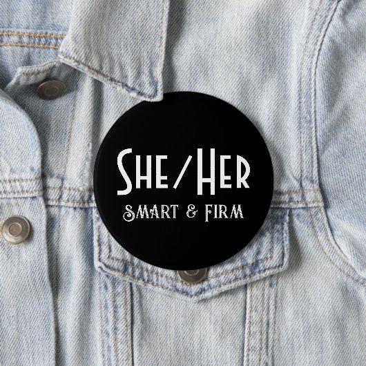 SHE/HER Smart en stevige ronde zwarte Button (In situ)