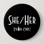 SHE/HER Tres Chic Ronde Button (Voorkant)
