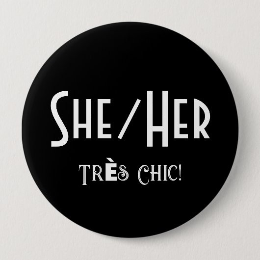 SHE/HER Tres Chic Ronde Button (Voorkant)