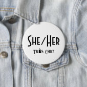 SHE/HER Tres Chique ronde witte Button (In situ)