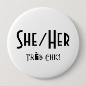 SHE/HER Tres Chique ronde witte Button (Voorkant)