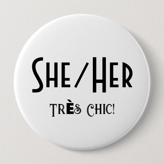 SHE/HER Tres Chique ronde witte Button (Voorkant)