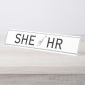 SHE HR Funny Human Resources Gift Womens Bureau Naambordje (Voorkant)