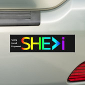 SHE>i Zien dat ze zichzelf machtig maken Bumpersticker (Op auto)