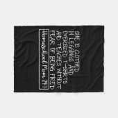 She Is Clothed In Leggings And Oversized Homeschoo Fleece Deken (Voorkant (Horizontaal))